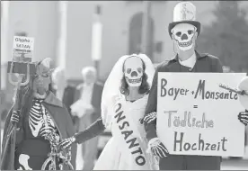  ??  ?? Bayer y Monsanto=boda mortal, reza el cartel exhibido ante la sede de una reunión de la firma alemana, el viernes pasado en Bonn ■ Foto Ap