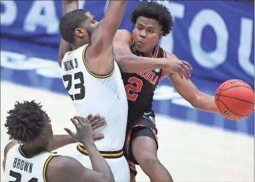  ?? USA Today Sports - Christophe­r Hanewincke­l ?? Georgia guard Sahvir Wheeler passes the ball around defense from Missouri’s Jeremiah Tilmon during the first half of Thursday’s SEC tournament loss.