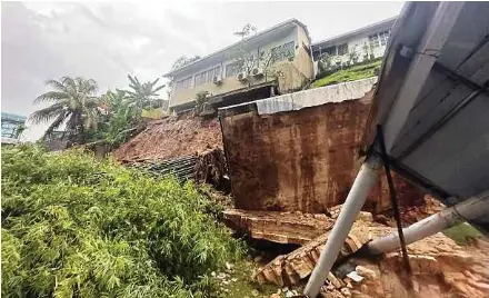  ?? ?? Sebuah rumah di Taman Bunga Raya, Jalan Genting Klang-kem Wardieburn, terjejas akibat tanah runtuh susulan hujan lebat petang semalam.