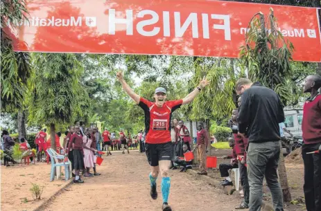  ?? FOTOS: THORSTEN PAULI ?? Sportlich im Ziel: Thorsten Pauli aus Tuttlingen hat den Muskathlon in Tansania gewonnen. Mit seinem Wunsch, Menschen zu helfen, sieht er sich allerdings erst am Anfang.