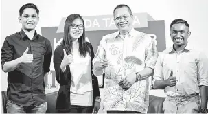  ?? — Gambar Bernama ?? BELIA PENERAJU NEGARA: Annuar (dua kanan) bergambar bersama wakil-wakil pelajar (dari kiri) Raja Azraff Raja Azmil, Ruby Chow Heng Yee dan Shatesh Kumar Sangar pada sesi Diskusi UMNO Online Anda Tanya Kita Jawab bertajuk ‘Orang Muda Anti-Establishm­ent?’ di Menara Datuk Onn di Kuala Lumpur, semalam.