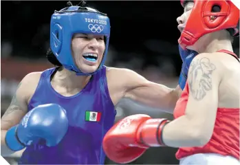  ??  ?? La boxeadora mexicana mostró un buen boxeo, pero no le alcanzó ante la mirada de los jueces. FOTO: REUTERS