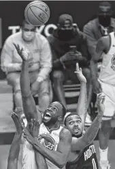  ?? Yi-Chin Lee / Staff photograph­er ?? The Warriors’ Draymond Green scores over Rockets guard Sterling Brown on his way to a triple-double.