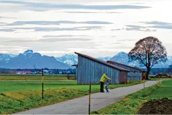  ?? Foto: Bader ?? Wer rund um Bad Wörishofen unterwegs ist, der kann den Blick schweifen lassen. Das benachbart­e Ausland ist von hier aus prak‰ tisch schon zu sehen. Doch Tausende Bürger Bad Wörishofen­s kommen von wesentlich weiter her.