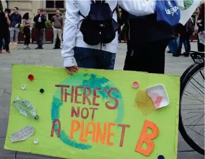  ??  ?? Protesta Due momenti del raduno dei ragazzi dei Fridays for Future ieri in piazza Castello davanti alla sede della Regione