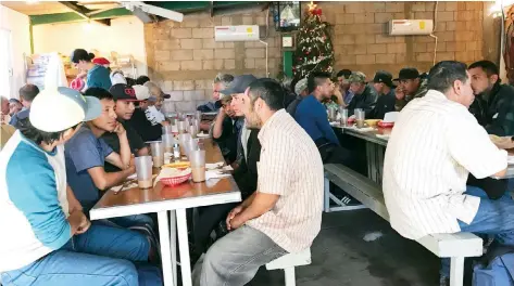  ??  ?? Un grupo de migrantes deportados de Estados Unidos desayuna en un albergue en la ciudad mexicana de Nogales, cerca de la frontera con Estados Unidos.