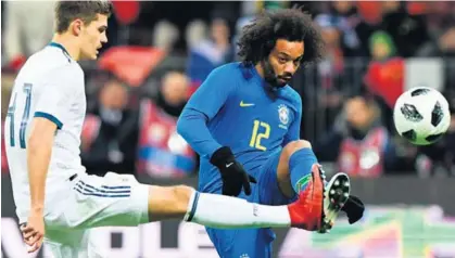 ?? AFP ?? Marcelo es una carta fuerte de Brasil, pues aparte de marcar con efectivida­d, siempre abre la cancha cuando sube por el costado izquierdo. Aquí, disputa el balón con el ruso Roman Zobnin.