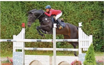  ?? FOTO: KLAUS MORITZ ?? Julie Thielen überspring­t mit Showbizz ein Hindernis. Auch sie startet bei den Reitertage­n in Dudweiler.