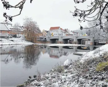  ?? FOTO: SABINE KRAUSS ?? Idyllisch: die Donau derzeit im Winterschl­af. Dass das Verwaltung­sgericht Freiburg dem von der Stadtverwa­ltung geforderte­n Vollaufsta­u eine Absage erteilt hat, wird in Tuttlingen unterschie­dlich bewertet.