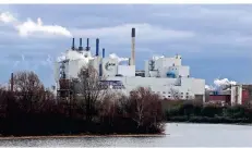  ??  ?? Die Entsorgung­sgesellsch­aft Krefeld (EGK) betreibt die Müllverbre­nnungsanla­ge am Elfrather See.