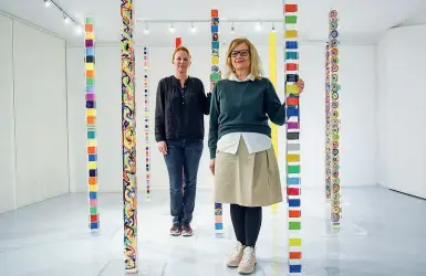  ??  ?? Protagonis­te Laurel Holloman, 47 anni, pittrice americana (a sinistra) e Susi Kramer, 71 anni, scultrice svizzera
In pillole
● «Color Forest», bipersonal­e di Laurel Holloman (quadri astratti) e Susi Kramer (sculture in vetro acrilico), apre domani...