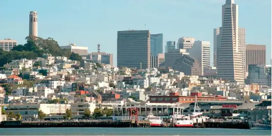  ??  ?? CITY BY THE BAY: San Francisco from the water, and, below, Patricia Murphy meets a couple of the locals