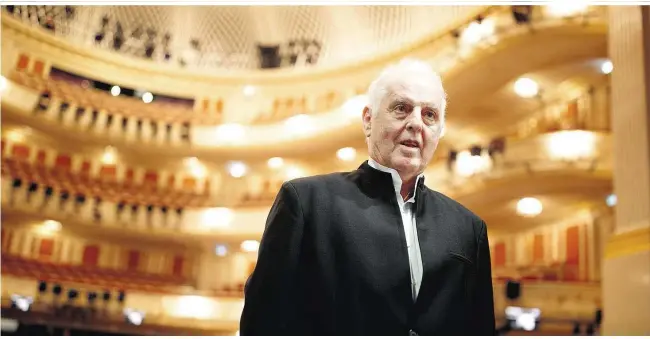  ??  ?? Daniel Barenboim in der neu renovierte­n Berliner Staatsoper Unter den Linden, wo er Generalmus­ikdirektor ist. Donnerstag und Freitag dirigiert er in Salzburg das West-Eastern Divan Orchestra