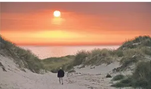  ?? FOTO: CHRISTIAN RÖWEKAMP/DPA-TMN ?? Ein Urlaub am Strand, mitten im Nirgendwo in einem einsamen Ferienhaus, zum Beispiel in Dänemark, sollte man in Corona-Zeiten eher spontan buchen.