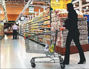  ??  ?? PERONISMO. Uno de los pilares macroeconó­micos en los que se basará la administra­ción Fernández será el de volver a impulsar el consumo.