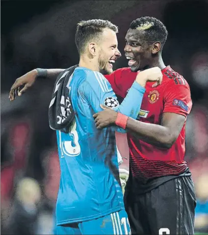  ?? FOTO: GETTY ?? Pogba se abraza con Neto, el guardameta del Valencia, al final de un partido que satisfizo a ambos equipos