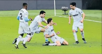  ?? ANGEL MARTINEZ / GETTY ?? Gabriel Paulista celebra el gol del empate del Valencia ante el Athletic