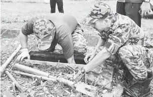  ??  ?? BANTU: Anggota bomba turut membantu aktiviti gotong-royong membersih kawasan persekitar­an IPD Bintulu.