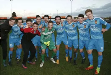  ?? FOTO GOYVAERTS ?? De spelers van Cappellen vieren de zege op het veld van Duffel.