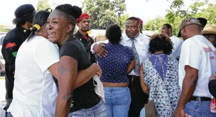  ?? Yi-Chin Lee / Houston Chronicle ?? Family and close friends of Gerean Brown react to hearing the news that police had found a motorcycle and a body believed to be Brown’s nearby. Last seen leaving a club near his Fifth Ward home, 26-year-old Brown had been missing for 10 days.