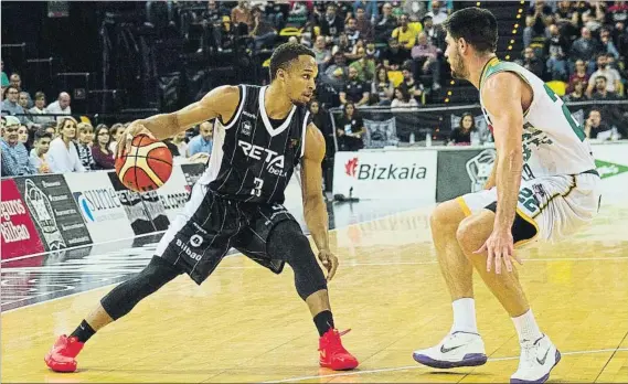  ?? FOTO: JUAN ECHEVERRÍA ?? Importante aportación Jaylon Brown anotó una serie de puntos en la recta final del partido ante el Leyma Coruña que ayudaron a sumar la cuarta victoria del Bilbao Basket