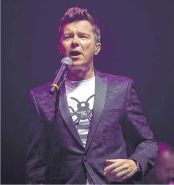  ?? FOTO: JOEL GOODMAN ?? Rick Astleys „Never Gonna Give You Up“erlebt seit rund zehn Jahren als Internetph­änomen ein Revival. Heute fächert der 52-Jährige seine musikalisc­hen Ambitionen breiter als in den 80er-Jahren.