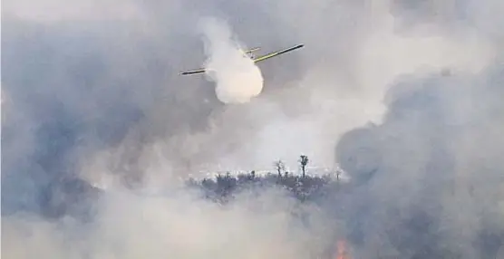  ?? (CARLOS ROMERO) ?? Humo sin fin. El trabajo de los aviones estuvo muy complicado por las densas columnas de humo que cubrieron las Sierras.