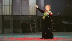  ?? Foto: Wilfried Hösl, Bayerische Staatsoper ?? Zum Finale regnet es Rosenblüte­nblätter für die Hausgöttin der Opern in München, Wien und Zürich: Edita Gruberova.