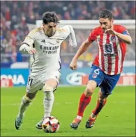  ?? ?? Brahim encara a Koke durante el derbi de Copa.