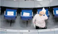  ?? FOTO: KAY NIETFELD/DPA ?? „Bitte frei lassen“: Bei der heutigen Bundestags­sitzung müssen die Abgeordnet­en jeweils zwei Plätze unbesetzt lassen.