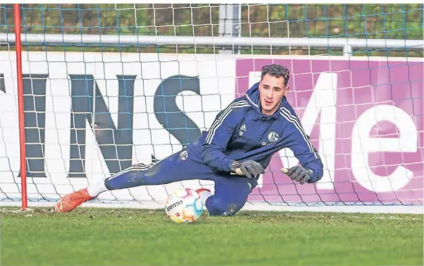  ?? FOTO: REHBEIN/IMAGO ?? Justin Heekeren arbeitet im Training des FC Schalke 04 hart für sein mögliches Bundesliga-Debüt.