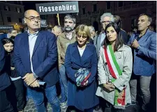  ??  ?? Insieme
Il segretario del Pd Nicola Zingaretti e la sindaca Virginia Raggi durante la fiaccolata della memoria contro l’antisemiti­smo organizzat­a dalla Comunità ebraica e dalla Comunità di Sant’egidio (Massimo Percossi)