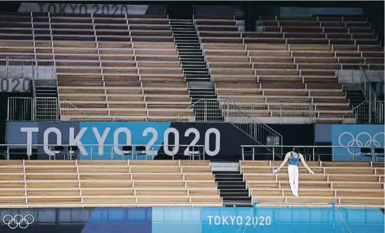  ??  ?? Un gimnasta brasileño se entrena en el Ariake Gymnastics Centre de Tokio, ayer: cuando compita, las gradas seguirán vacías