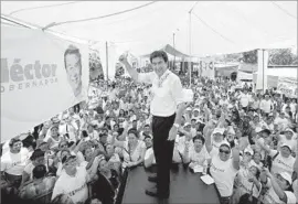  ?? Eduardo Verdugo Associated Press ?? HECTOR YUNES LANDA, the Institutio­nal Revolution­ary Party candidate for governor of the Mexican state of Veracruz, greets supporters in Cosoleacaq­ue.