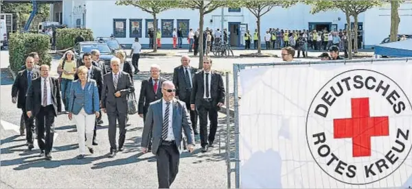  ?? JENS MEYER / AP ?? Visita excepciona­l de la canciller.
Merkel fue recibida con silbidos en el centro de refugiados de Heidenau