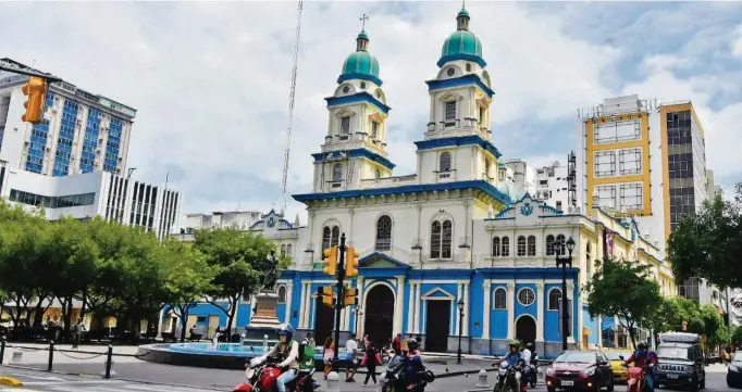  ?? RONALD CEDEÑO| ?? kLa plaza San Francisco o Rocafuerte, como la gente la llama indistinta­mente, ha sido siempre, desde la época de la Colonia hasta la actualidad, un espacio de encuentro y de lucha por las libertades y los derechos.