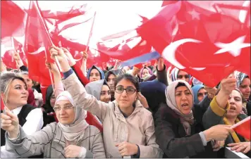  ??  ?? اتراك يحتفلون بإقرار التعديلات الدستورية لدى وصولهم إلى القصر الرئاسي في أنقرة، أمس (رويترز)