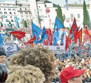  ?? (Lapresse) ?? Panoramica La folla in piazza San Giovanni a Roma ieri per la manifestaz­ione unitaria organizzat­a da Cgil, Cisl e Uil