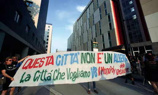  ?? Inaugurazi­one ?? Oggi ci sarà la cerimonia ufficiale di apertura gli hotel di via Ca’ Marcello, ieri la manifestaz­ione di protesta (foto Errebi)