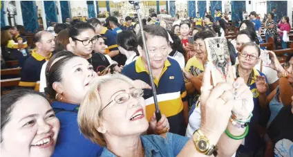  ?? SUNSTAR FOTO / AMPER CAMPAÑA ?? FANS. BOPK supporters take a selfie with Mayor Tomas Osmeña after a mass at Our Lady of Guadalupe Parish Church during the start of the campaign period for local candidates Friday, March 29.