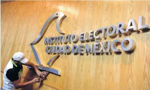  ?? ?? El IECM advirtió que se requieren 198 millones 510 mil pesos más para cumplir con sus obligacion­es, y alertaron que, de no hacerlo, se pondrá en riesgo la seguridad del instituto y el pago de nóminas.