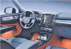  ??  ?? Das Cockpit ist auffällige­r gestaltet als bei Volvo üblich.