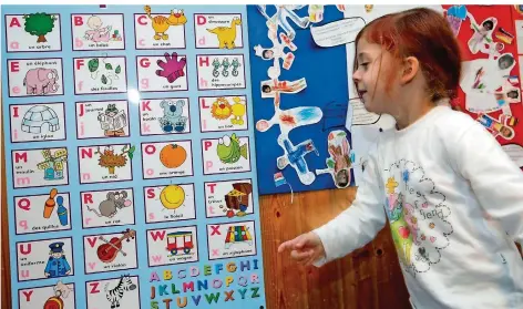  ?? FOTO: RAINER JENSEN/DPA ?? So wie dieses Mädchen lernen auch in Völklingen-Ludweiler und Lauterbach Kinder schon im Kindergart­en die französisc­he Sprache.