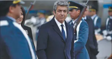  ??  ?? RIVALES. Ricardo Darín es Hernán Blanco, el presidente oscuro y corrupto de La cordillera.