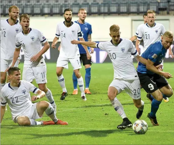  ?? FREDRIK HÄGGMAN ?? KAPTENEN SLÅSS MOT KLOCKAN. Det är oklart om Tim Sparv, nummer 14, kan spela då Nations League-gruppspele­t avgörs. Däremot är Borgåbördi­ga Fredrik Jensen (inte på bild) tillbaka i truppen. Bilden från matchen mot Estland på Veritas stadion i september.