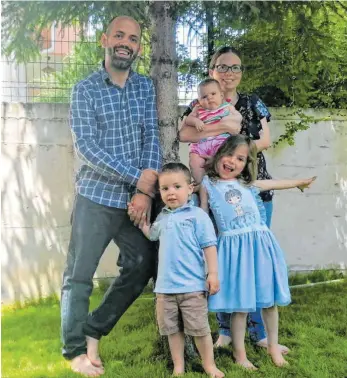  ?? FOTO: PRIVAT ?? Lütfü und Joy Subasigüll­er sind seit sieben Jahren verheirate­t, alle drei Kinder wurden in der Türkei geboren. Bisher war die Aufenthalt­sgenehmigu­ng der Amerikaner­in reine Formsache. Jetzt soll sie plötzlich ausreisen.