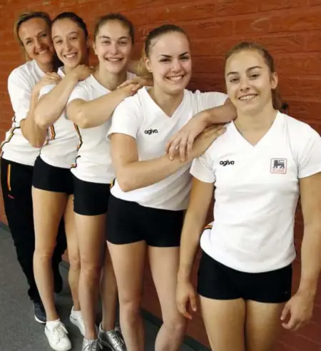  ?? BELGA ?? Coach Majorie Heuls, Nina Derwael, Maellyse Brassart, Senna Deriks en Axelle Klinckaert trekken volgende week naar het EK in Glasgow.FOTO