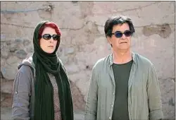  ??  ?? Behnaz Jafari (à g.) et Jafar Panahi dans Trois visages.