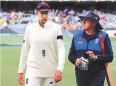  ?? Reuters ?? England head coach Trevor Bayliss and team captain Joe Root chat during the second Test.