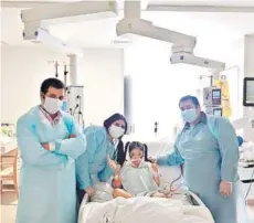  ??  ?? ► Danixza Gutiérrez junto a sus padres y el doctor Pedro Undurraga, después de la operación.